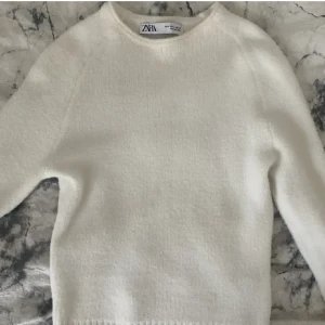 Stickad tröja  - Jättefin stickad tröja, säljer pågrund av att den inte riktigt passa mig. Inga defekter 