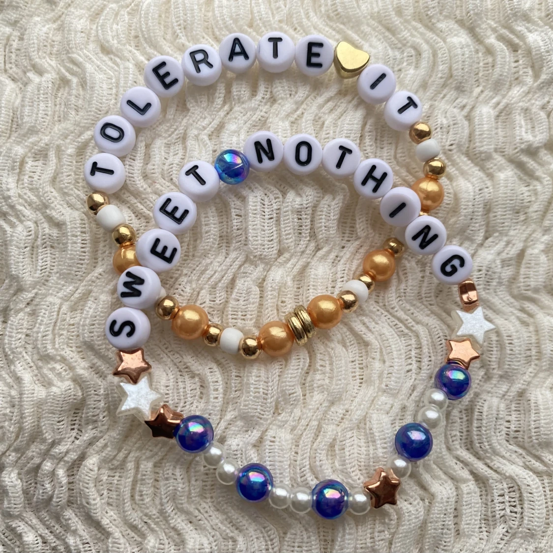 2 Taylor Swift friendship bracelets