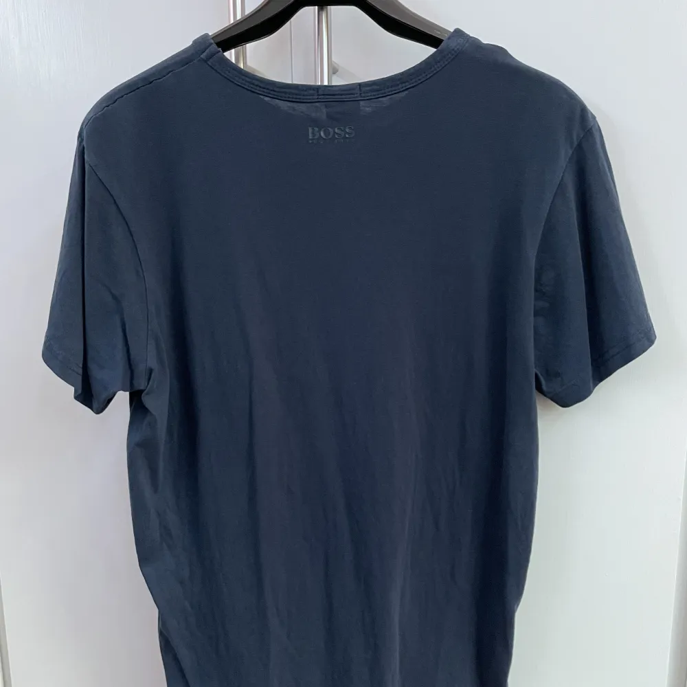 Mörkblå Hugo Boss t-shirt i storlek L. Fint skick, inte mycket använd. T-shirts.