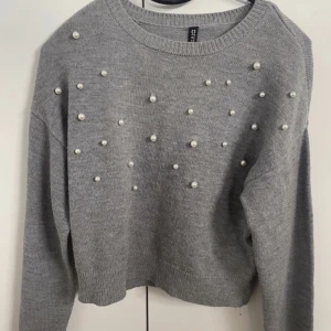 Hm- stickad tröja - En stickad tröja med pärlor i storlek xs