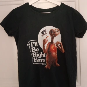 Tröja  - En helt vanlig t shirt med ET på Köpte den på Ullared för nått år sen  Köpte för 120