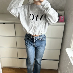 Grå swatshirt - Säljer en grå sweatshirt på grund av att jag inte använder den. Är i jätte fint skick o finns inget fel på den. 