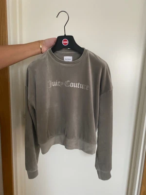 Juicy contoure sett  - Säljer ett grått juicy contoure sett storlek 12-13 , den är i helt nytt skick bara testad på och inte använd . Säljer för 650 , nypris 1300. Hör av er vid intresse eller vid fler bilder 🤗🤞⚡️