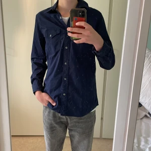 Skjorta från Crocker - Väldigt bra skick Använd en enda gång Storlek L men är som M