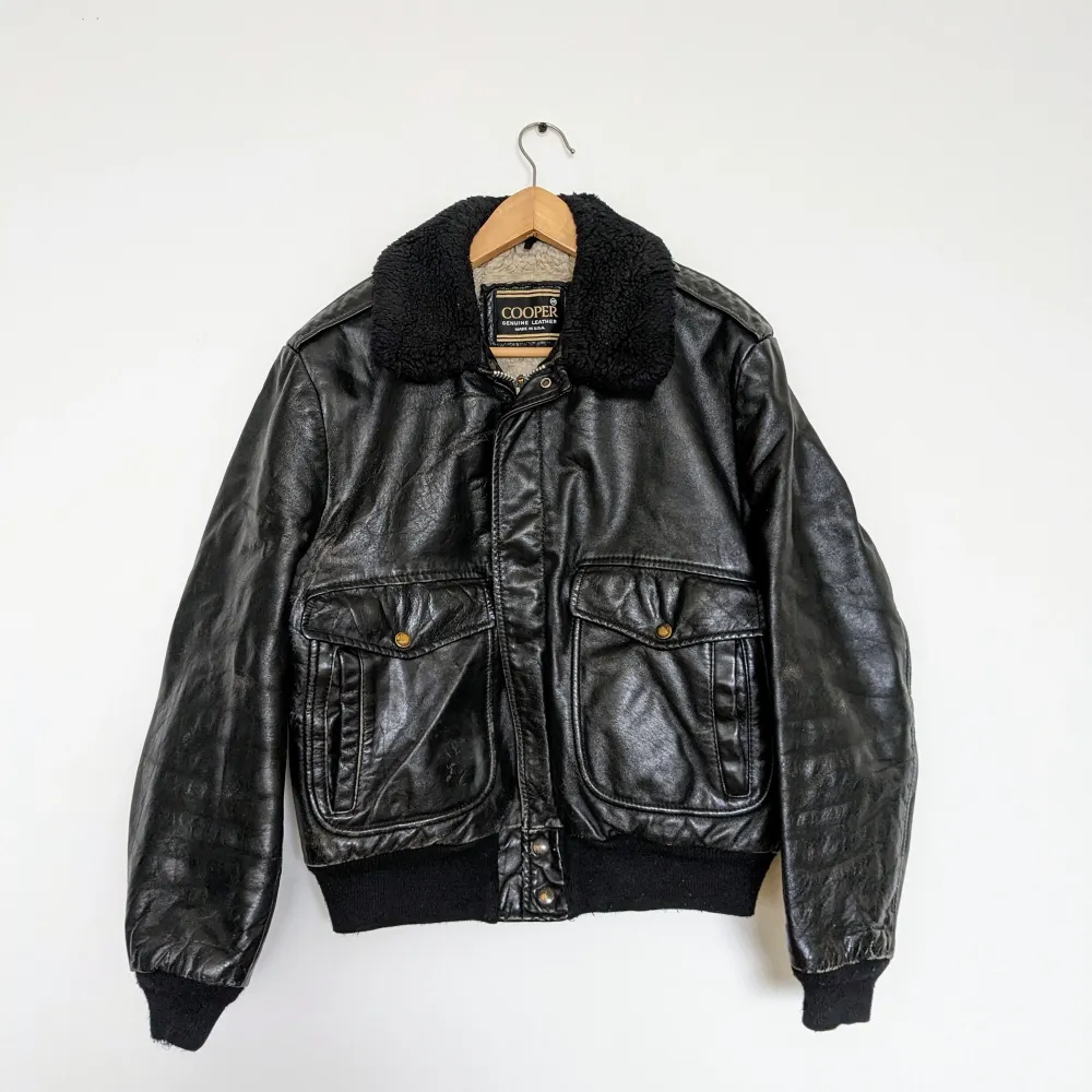 Black leather jacket in genuine leather. Tag size is 40. Fits like size M (male). Jackor.