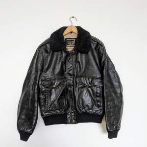 Black leather jacket in genuine leather. Tag size is 40. Fits like size M (male)