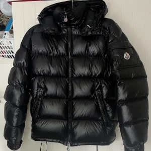 Moncler Maya - En äkta Maya jacka i storlek 5 (passar L/XL). Säljer pga för stor. Några småhål på vänster ärm, men annars bra skick. 