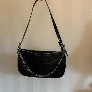 Handväska, svart - Handväska köpt från hm. Använd fåtal gånger. 