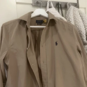 Ralph lauren skkorta - Brun/beige ralph lauren skjorta. Oanvänd 💕