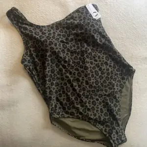 Ny oanvänd Cubus ”u leo off s swimsuit” baddräkt. I grön/army leopardmönster. Storlek 2XL. Lapparna är kvar. Orginalpriset är 399kr säljer för 200kr + eventuellt spårbart porto 50kr. 