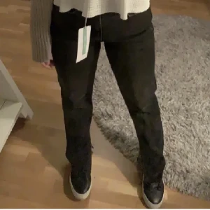 Ginatricot jeans - Säljer dessa jeansen från Gina Tricot, nyskick då dem endast är använda 1-2 gånger💫 Tidigare köpta från Plick Säljer pga att de är förstora, storlek 34 petite  (Lånade bilder)