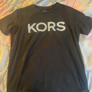 Designer T-shirt i loose-fit. Aldrig andvänd. 