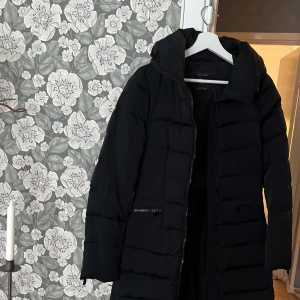 Zara down jacket  - Oanvänd lång jacka svart 