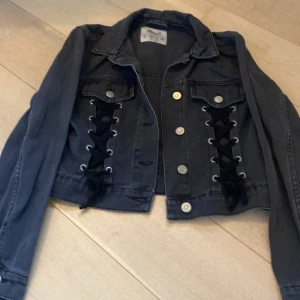 Jeansjacka  - En supersnygg jeansjacka som tyvärr alldrig kommer till användning längre. Älskat denna jackan så länge men är för kort nu. Kontakta innan ni köper så det ej förekommer några misstag 