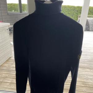 Stone Island Roll-Neck Jumper - Stone Island Roll-Neck Jumper. Skick: 9/10. Nytt pris: Omkring 5000kr. Mitt pris: 2000kr. Färg: Mörkblå. Storlek: L