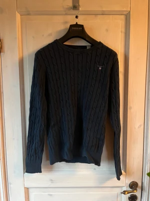 Kabelstickad - Kabelstickad från gant! Nypris: ca 1000 kr Storlek: M i barnstorlek motsvarar ungefär XS Pris:150 kr + frakt  Skriv om ni har frågor, priset är inte hugget i sten!