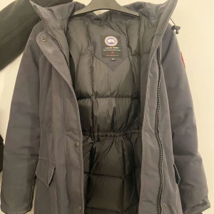 Canada goose  - Säljer nu canada goose som jag då inte har nån användning till längre. 7/10 i skick, har bara använt den en vinter. All äkthetbevis finns om du är intresserad att köpa så skickar jag priv.  Hör av för mer info, priset kan diskuteras såklart. 