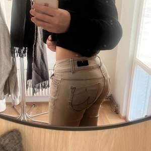 Säljer dessa gråa ltb jeans. Det är den gamla modellen med två knappar. Skulle säga att dom är lite mer skinny än modellen valerie. Storlek 27/32 men har sprättat upp dom där nere så dom blir länge så skulle säga 34 ❤️ pris kan diskuteras 