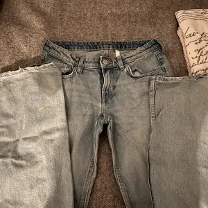 De populära lowwaist straight jeansen från weekday. Sparsamt använda. Fint skick. Stl 26/32. Nypris 600kr