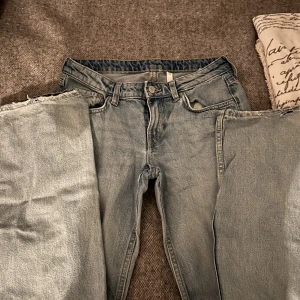 Weekday jeans Arrow - De populära lowwaist straight jeansen från weekday. Sparsamt använda. Fint skick. Stl 26/32. Nypris 600kr