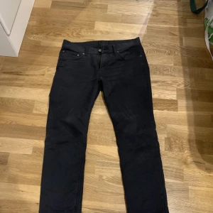 Svarta acne studios jeans - Riktigt sköna acne studios jeans i nyskick. Jeansen är i en straight/slim fit