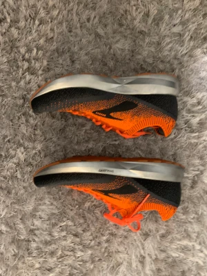 Brooks levitate 2 orange runnerin - Säljer min Farsas Skor oga han ej använder de längre, Ny skick aldrig använda! Box ingår inte tyvärr. Ny pris 1200kr mitt pris 900kr Storlek 45,5  !Äkta! Äkta!!