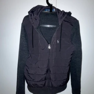 Polo cardigan  - Säljer nu min splitternya polo cardigan dom ändats har använts 2 gånger. Köpt för 2000kr och säljer nu för 800 då den ej finns på marknaden någonstans och är svår att få tag i. Säljer den pga att den ej passar min stil. Priset går absolut att diskutera.