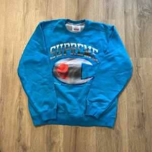 Supreme Champion Chrome Crewneck Dark Teal - Supreme Champion Chrome Crewneck Dark Teal - släppt sommaren 2019, nyskick endast använd ett fåtal gånger. Inga hål, slitningar eller fläckar.  Skicka prisförslag eller frågor!