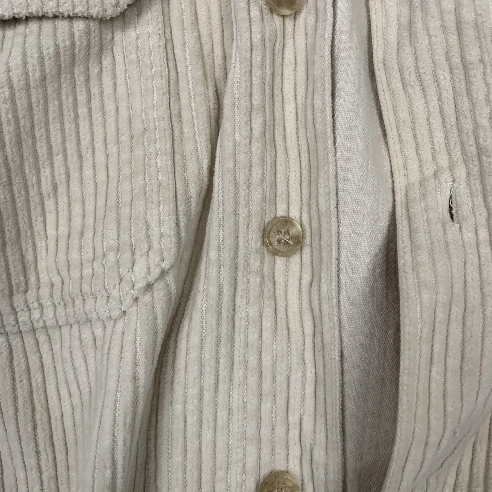 Classic skjorta i beige från ronning, använd men i bra skick! Storlek L. Skjortor.