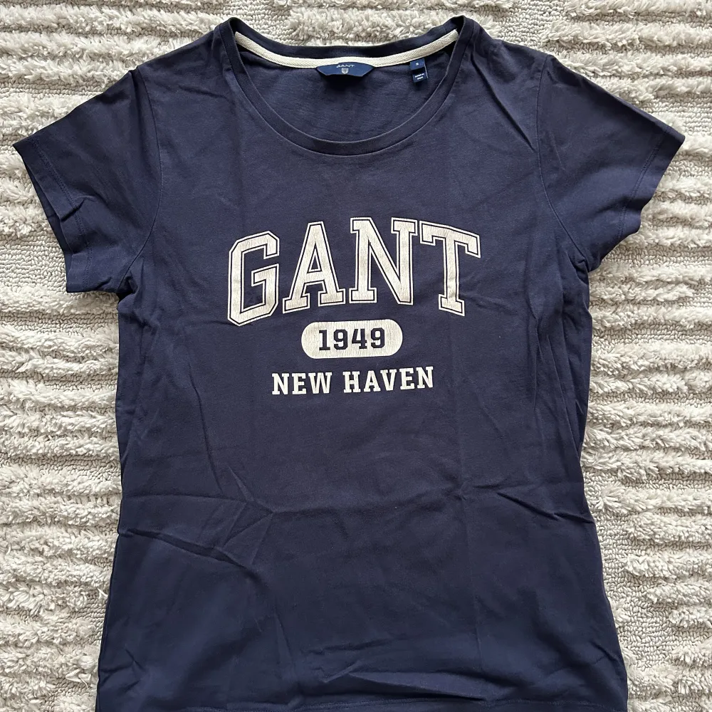 Marinblå tshirt från gant 💙 Storlek S i bra kvalitet. . T-shirts.