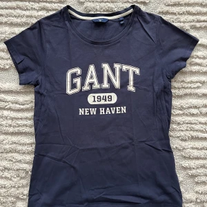 Tshirt från gant - Marinblå tshirt från gant 💙 Storlek S i bra kvalitet. 