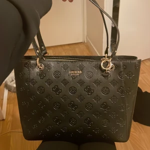 Guess väska  - Andvänd 2 gånger, helt nyskick nypris 1769kr, pris kan diskuteras 