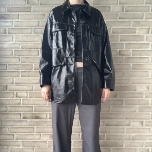 Jacka från Monki - Glansig jacka ifrån Monki. Materialet är i polyester, storlek S Jag är 172cm, se bilder för passform