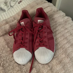 Superstars - As snygga rosa superstars från adidas, nästan oandvända. Inga defekter  