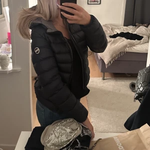 Colmar jacka - INTRESSEKOLL Tänkte kolla om någon är intresserad av min mörkblåa colmar jacka jag köpte för något år sedan, Inga defekter alls, nypris ca 5000kr, kan tänka mig att sälja för 2500 men pris kan även diskuteras, hör av er vid frågor!💓💓