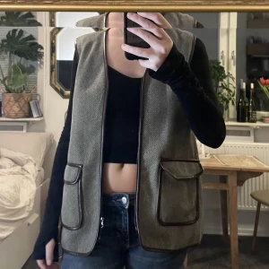 väst - säljer denna väst, endast använd ett fåtal gånger så i nyskick. jättesnygg med en blus eller stickad tröja under! 🕺💖😙