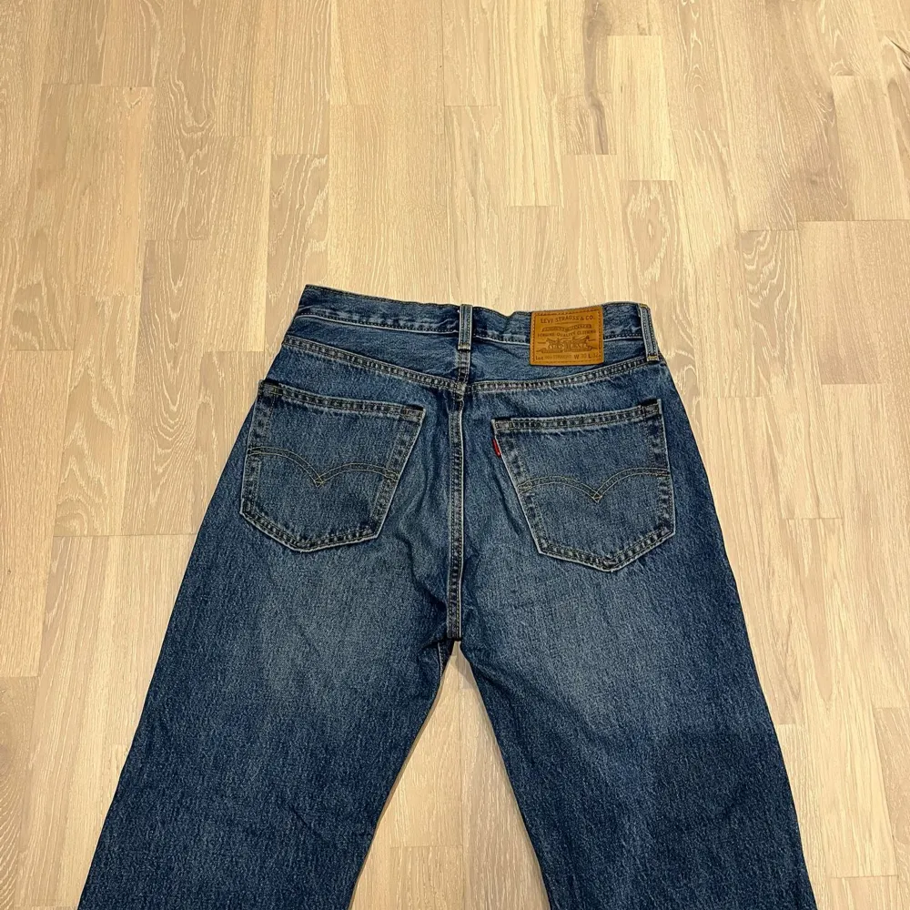 Hej! Jag säljer ett par Levis Lot 50's straight jeans i storlek W30 L32. Dessa  jeans är klassiska och tidlösa med en rak passform. De är i bra skick och har inga skador.. Jeans & Byxor.