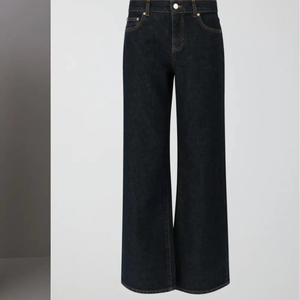 Knappt använda mörkblåa ”low wide jeans” från Gina tricot . Skulle säga att de är liiiite större i storleken. Nypris 499kr. Jeans & Byxor.
