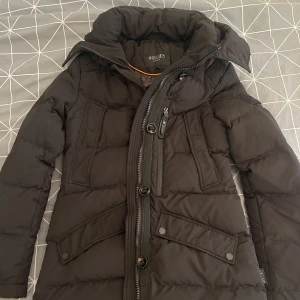 Hollies Jacka  - Köpte denna otroligt fina, fräscha och nästan helt oanvända hollies jacka förra året. Redan då visste jag att den inte riktigt passade mig, men behöll den och nu ett år senare vill jag sälja den :) Köpt för 3000 kr. 