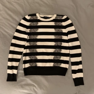 Randig tröja  - Jag säljer min randiga tröja från zara  pga att den inte kommer till användning, den är i bra skick💘