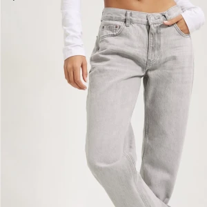 lågmidjade jeans från gina - perfekt grå färg på dessa lågmidjade jeansen, tyvärr är de för små. Bara provat jeansen men slängde retursedeln så klantig som jag är. Frakt tillkommer <3
