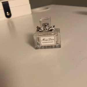 Dior Parfym  - En gullig dior parfym som luktar as najs hela dagen med bara ett sprut och lite vaselin😍 har köpt vs parfym så kommer inte till användning. Pris går att diskuteras❤️