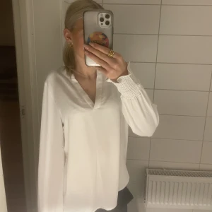 Vit blus - Säljer denna fina blus, blusen är använd cirka 2 gånger och är ifrån Vera Moda. Blusen är i Storlek S