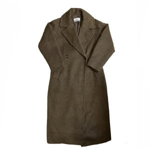 brun weekday ullkappa - säljer denna asmygga ullkappan från weekday. den är i storlek S men passar oversized. nypris: 1490kr. säljer billigt pga defekter (bild 3). modellnamnet är Kia wool coat. nopparna kan tas ut med en ullkam. om du har frågor så är det bara att kontakta mig.