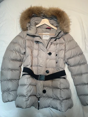 Moncl@e jacka  - Snygg kvinnlig beige med bälte i midjan, äkta såklart. 
