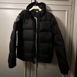 D brand jacka  - Jätte fin och varm jacka som tyvärr har blivit för liten och inte kommer till användning längre.  Skriv privat vid intresse 