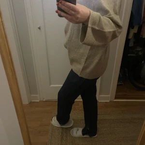 Jeans mörkblå - Mörkblåa jeans ifrån nakd i storlek 36, liten slits på sidan.  