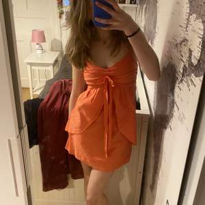 Super fin orange klänning som är 10/10 i skick🧡