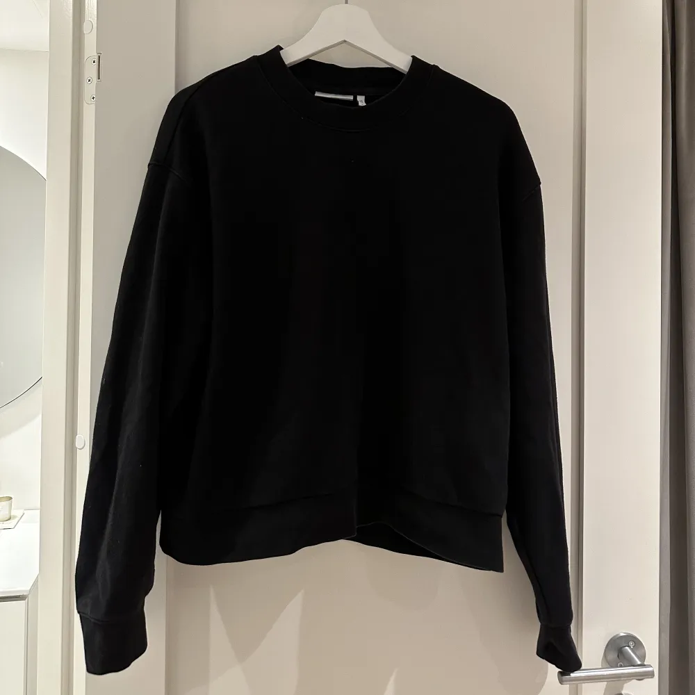 Skön sweatshirt från Weekday i storlek S . Tröjor & Koftor.