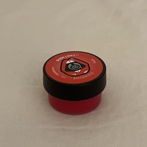 The body shop läppbalsam - Säljer det här läppbalsamet från the body shop i doften jordgubb, det är ej öppnat och oanvänt!🤍Orginalrpis: 65kr, säljer för 35kr